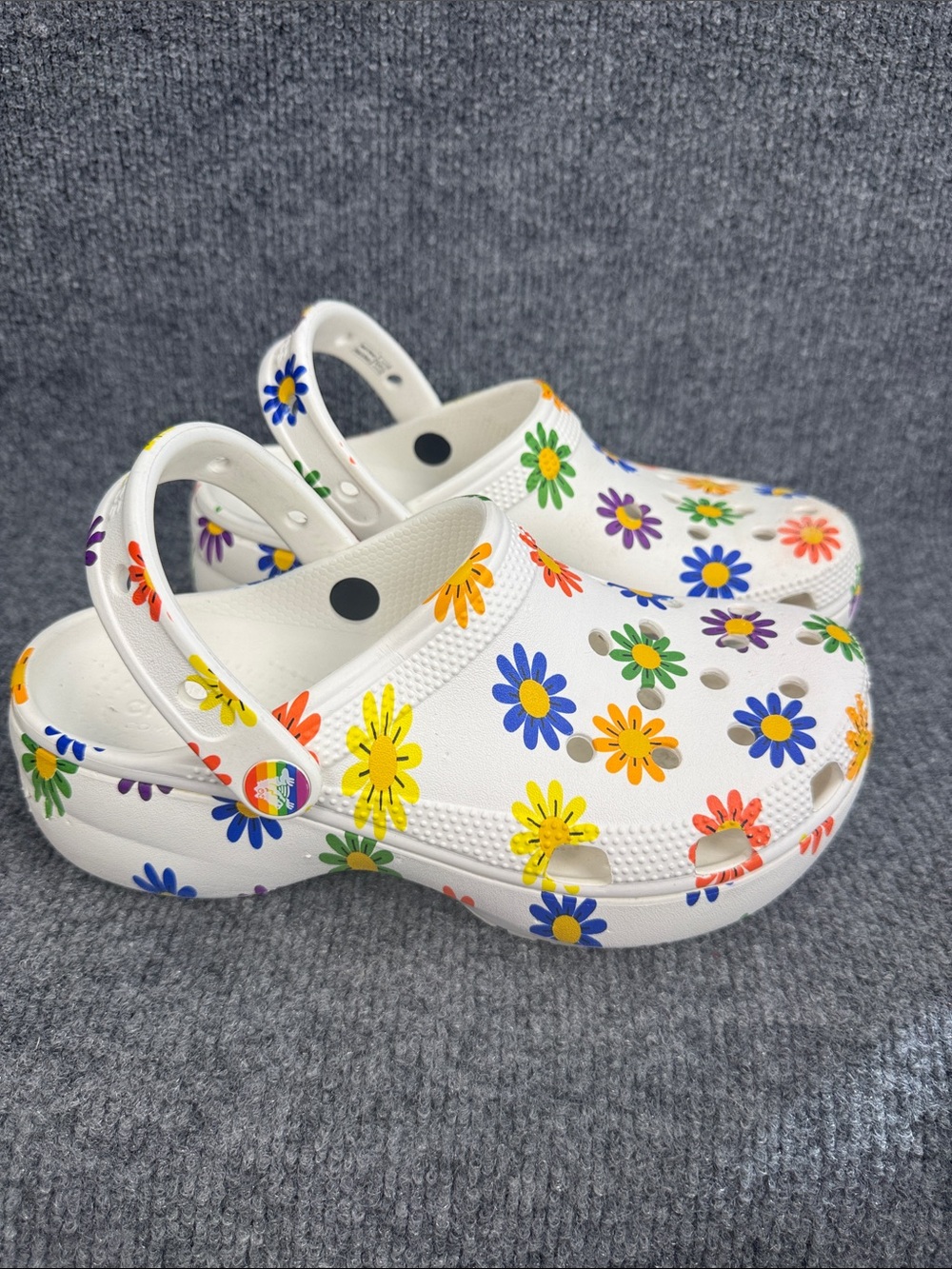 CROCS Women’s White Floral Clog with Multicolor Daisies Size 7